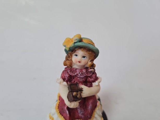 Статуэтка винтажная миниатюрная Leonardo "Девочка в нарядном платье с коробкой конфет", 7 x 4 см, Германия, 1960-70гг.