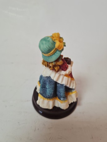 Статуэтка винтажная миниатюрная Leonardo "Девочка в нарядном платье с коробкой конфет", 7 x 4 см, Германия, 1960-70гг.