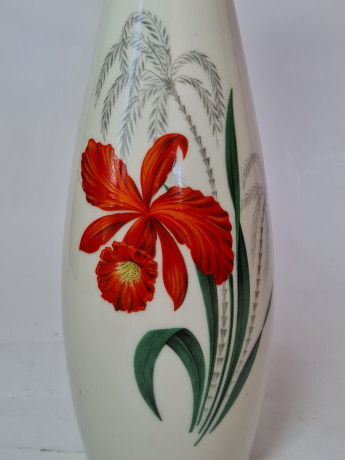Ваза винтажная Bareuther Waldsassen Bavaria, белый фарфор с яркими красными цветами и позолоченным ободком, 28,5 x 7 см / 5 см, Германия, 1960-70гг.