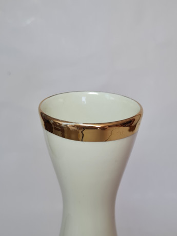 Ваза винтажная Bareuther Waldsassen Bavaria, белый фарфор с яркими красными цветами и позолоченным ободком, 28,5 x 7 см / 5 см, Германия, 1960-70гг.