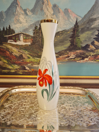 Ваза винтажная Bareuther Waldsassen Bavaria, белый фарфор с яркими красными цветами и позолоченным ободком, 28,5 x 7 см / 5 см, Германия, 1960-70гг.