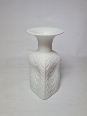 Konigl.pr.Tettau Белая фарфоровая ваза с рельефным рисунком, 12,5 x 6 см, Германия, 1960-70гг.
