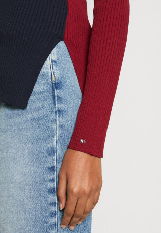 Tommy Hilfiger COLOUR BLOCK Jumper desert sky/rouge/ecru джемпер COLOR BLOCK небо пустыни/румяна/экрю