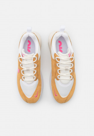 Nike Sportswear AIR MAX VERONA Sneaker low sail/electro orange/twine/white AIR MAX VERONA Низкие кроссовки женские парус/электро оранжевый/шпагат/белый