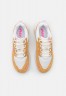 Nike Sportswear AIR MAX VERONA Sneaker low sail/electro orange/twine/white AIR MAX VERONA Низкие кроссовки женские парус/электро оранжевый/шпагат/белый