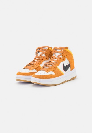 Nike Sportswear DUNK HIGH UP Sneaker high sail/rush maroon/sunset/pink glaze/university gold/light brown DUNK HIGH UP Высокие кроссовки женские парус/порыв темно-бордовый/закат/розовая глазурь/университетское золото/светло-коричневый