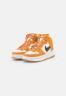 Nike Sportswear DUNK HIGH UP Sneaker high sail/rush maroon/sunset/pink glaze/university gold/light brown DUNK HIGH UP Высокие кроссовки женские парус/порыв темно-бордовый/закат/розовая глазурь/университетское золото/светло-коричневый