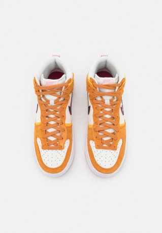Nike Sportswear DUNK HIGH UP Sneaker high sail/rush maroon/sunset/pink glaze/university gold/light brown DUNK HIGH UP Высокие кроссовки женские парус/порыв темно-бордовый/закат/розовая глазурь/университетское золото/светло-коричневый