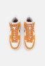 Nike Sportswear DUNK HIGH UP Sneaker high sail/rush maroon/sunset/pink glaze/university gold/light brown DUNK HIGH UP Высокие кроссовки женские парус/порыв темно-бордовый/закат/розовая глазурь/университетское золото/светло-коричневый