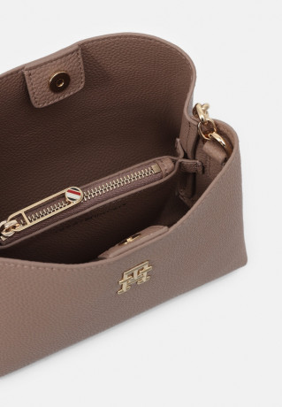 Tommy Hilfiger Across body bag oat milk Сумка через плечо овсяное молоко