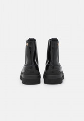 Tommy Hilfiger PREPPY OUTDOOR LOW BOOT Platform ankle boots black PREPPY OUTDOOR LOW BOOT Ботильоны на платформе черный