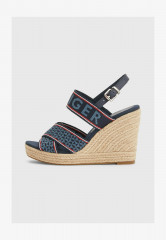 Tommy Hilfiger HIGH WEDGE  Wedge sandals desert sky HIGH WEDGE Сандалии на танкетке небо пустыни