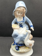 Статуэтка винтажная Goebel "Девочка с гусем", фарфор, 18 х 9 см, Германия, 1960-70гг.