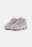 Nike Sportswear AIR MAX 95 Sneaker low barely rose/plum chalk/silver lilac/summit white AIR MAX 95 низкие кроссовки женские еле-розовый/сливовый мел/серебристо-сиреневый/вершинно-белый