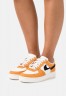 Nike Sportswear AIR FORCE 1 Sneaker low sail/rush maroon/sunset/pink glaze/university gold AIR FORCE 1 Низкие кроссовки женские парус/порыв темно-бордовый/закат/розовая глазурь/университетское золото