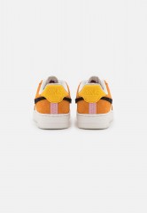 Nike Sportswear AIR FORCE 1 Sneaker low sail/rush maroon/sunset/pink glaze/university gold AIR FORCE 1 Низкие кроссовки женские парус/порыв темно-бордовый/закат/розовая глазурь/университетское золото