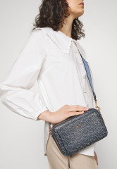 Tommy Hilfiger ICONIC CAMERA BAG MONO Camera bag desert sky  ICONIC CAMERA BAG MONO Сумка для фотокамеры небо пустыни