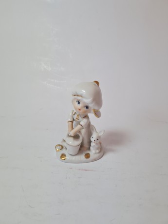 Peach Elegance Фарфоровая статуэтка с позолотой "Мальчик в белой кепке с лейкой и кроликом", ручная роспись, 8см x 5см, Тайвань, 1960-70гг. 