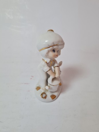Peach Elegance Фарфоровая статуэтка с позолотой "Мальчик в белой кепке с лейкой и кроликом", ручная роспись, 8см x 5см, Тайвань, 1960-70гг. 