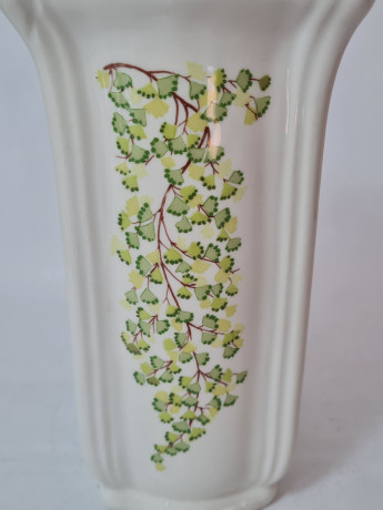 Ваза винтажная Schmelz Saarland, белая керамическая ваза с цветочным орнаментом из разноцветных листочков, 10,5 x 9 x 19,5 см, Германия, 1960-70гг.