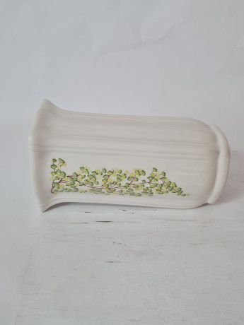 Ваза винтажная Schmelz Saarland, белая керамическая ваза с цветочным орнаментом из разноцветных листочков, 10,5 x 9 x 19,5 см, Германия, 1960-70гг.