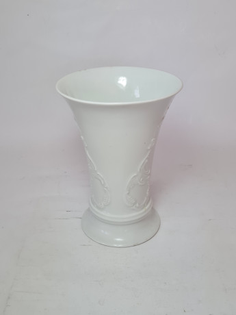 Ваза винтажная Im Still Royal KPM Bavaria с объемным растительным декором, ручная работа, средняя, фарфор, Германия, 1970-80гг.