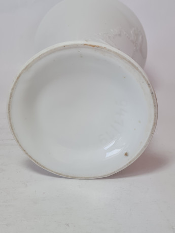 Ваза винтажная Im Still Royal KPM Bavaria с объемным растительным декором, ручная работа, средняя, фарфор, Германия, 1970-80гг.