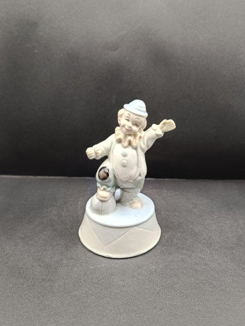 Статуэтка винтажная Classic "Клоун с шаром" в светлых тонах, ручная работа, фарфор, 14 х 7.5 см, Германия, 1960-70гг.