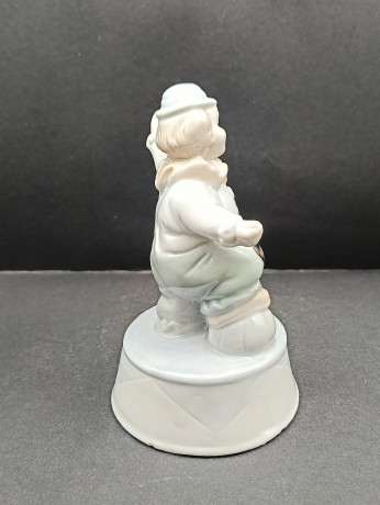 Статуэтка винтажная Classic "Клоун с шаром" в светлых тонах, ручная работа, фарфор, 14 х 7.5 см, Германия, 1960-70гг.