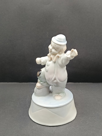 Статуэтка винтажная Classic "Клоун с шаром" в светлых тонах, ручная работа, фарфор, 14 х 7.5 см, Германия, 1960-70гг.