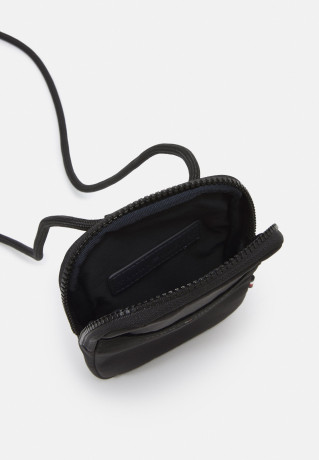 Tommy Hilfiger HORIZON PHONE POUCH UNISEX Phone case black ЧЕХОЛ ДЛЯ ТЕЛЕФОНА HORIZON UNISEX Чехол для телефона черный