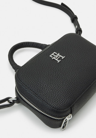 Tommy Hilfiger EMBLEM TRUNK Across body bag black EMBLEM TRUNK Сумка через плечо черный