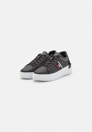 Tommy Hilfiger CORP WEBBING COURT  Trainers black CORP WEBBING COURT Кроссовки черный