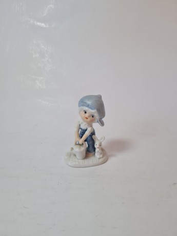 Peach Elegance Фарфоровая статуэтка с позолотой "Мальчик в синей кепке с лейкой и кроликом", ручная роспись, 8см x 5см, Тайвань, 1960-70гг. 