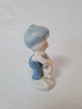 Peach Elegance Фарфоровая статуэтка с позолотой "Мальчик в синей кепке с лейкой и кроликом", ручная роспись, 8см x 5см, Тайвань, 1960-70гг. 