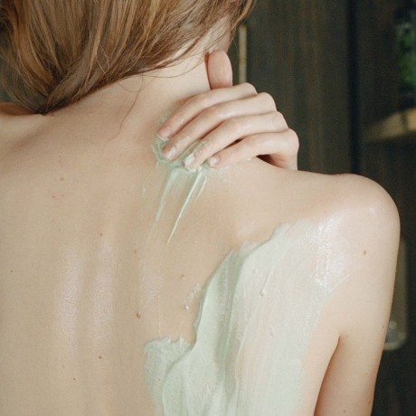 MADARA Aha+Mineral Korperpeeling  Aha+Минеральный пилинг тела