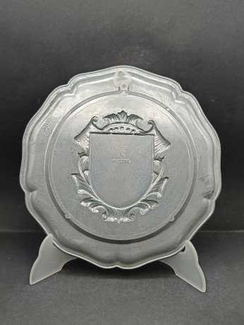 Тарелка декоративная винтажная Koziol "Герб города Маульбронн" / Серия "Геральдика", яркий декор, олово (95%), 23 см, Германия, 1970-80гг.