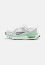Nike Sportswear W AIR MAX BLISS NN Sneaker low summit white/metallic silver/black/light silver/enamel green/barely green W AIR MAX BLISS NN Низкие кроссовки женские вершина белый/серебристый металлик/черный/светло-серебристый/зеленая эмаль/зеленоватый