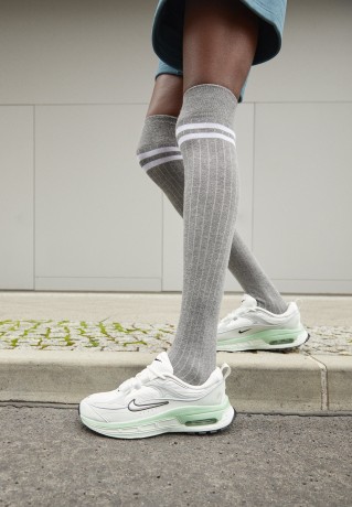 Nike Sportswear W AIR MAX BLISS NN Sneaker low summit white/metallic silver/black/light silver/enamel green/barely green W AIR MAX BLISS NN Низкие кроссовки женские вершина белый/серебристый металлик/черный/светло-серебристый/зеленая эмаль/зеленоватый