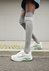 Nike Sportswear W AIR MAX BLISS NN Sneaker low summit white/metallic silver/black/light silver/enamel green/barely green W AIR MAX BLISS NN Низкие кроссовки женские вершина белый/серебристый металлик/черный/светло-серебристый/зеленая эмаль/зеленоватый