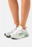 Nike Sportswear W AIR MAX BLISS NN Sneaker low summit white/metallic silver/black/light silver/enamel green/barely green W AIR MAX BLISS NN Низкие кроссовки женские вершина белый/серебристый металлик/черный/светло-серебристый/зеленая эмаль/зеленоватый