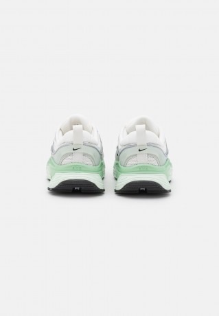 Nike Sportswear W AIR MAX BLISS NN Sneaker low summit white/metallic silver/black/light silver/enamel green/barely green W AIR MAX BLISS NN Низкие кроссовки женские вершина белый/серебристый металлик/черный/светло-серебристый/зеленая эмаль/зеленоватый