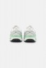 Nike Sportswear W AIR MAX BLISS NN Sneaker low summit white/metallic silver/black/light silver/enamel green/barely green W AIR MAX BLISS NN Низкие кроссовки женские вершина белый/серебристый металлик/черный/светло-серебристый/зеленая эмаль/зеленоватый