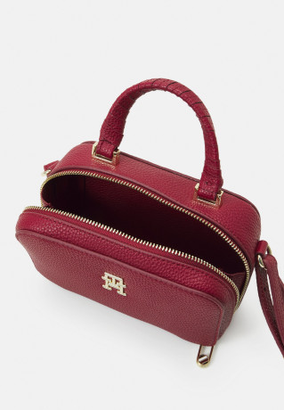 Tommy Hilfiger EMBLEM TRUNK Across body bag rouge EMBLEM TRUNK Сумка через плечо румяна