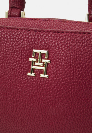 Tommy Hilfiger EMBLEM TRUNK Across body bag rouge EMBLEM TRUNK Сумка через плечо румяна