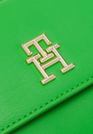 Tommy Hilfiger ICONIC CAMERA BAG Across body bag galvanic green ICONIC CAMERA BAG Сумка через плечо гальванический зеленый