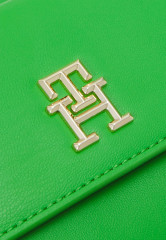 Tommy Hilfiger ICONIC CAMERA BAG Across body bag galvanic green ICONIC CAMERA BAG Сумка через плечо гальванический зеленый