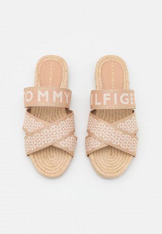 Tommy Hilfiger FLAT  Mules sandrift ПЛОСКИЕ Мюли песчаный нанос