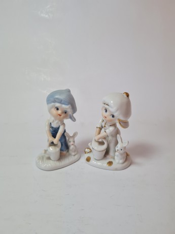 Peach Elegance Фарфоровые статуэтки с позолотой "Мальчик в синей кепке с лейкой и кроликом" и "Мальчик в белой кепке", ручная роспись, 2шт х 8см x 5см, Тайвань, 1960-70гг.