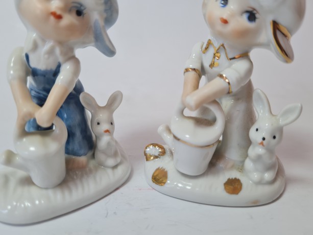 Peach Elegance Фарфоровые статуэтки с позолотой "Мальчик в синей кепке с лейкой и кроликом" и "Мальчик в белой кепке", ручная роспись, 2шт х 8см x 5см, Тайвань, 1960-70гг.